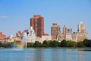 parque central de la ciudad de nueva york con fuente y arco iris foto