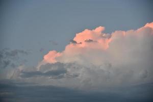 nubes de tormenta vespertinas iluminadas por el sol vespertino foto