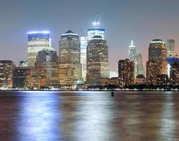 panorama de anochecer manhattan nueva york foto