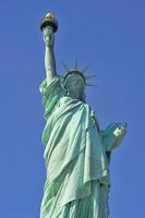 primer plano de la estatua de la libertad en la ciudad de nueva york manhattan foto