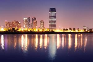 panorama nocturno de la ciudad urbana foto