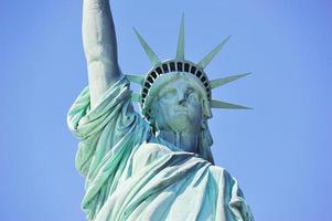 primer plano de la estatua de la libertad en la ciudad de nueva york manhattan foto