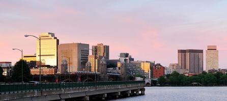 panorama de la puesta de sol de boston con puente foto