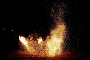 increíble espectáculo nocturno de fuego paty sobre fondo negro foto