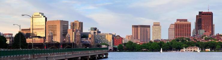 panorama de la puesta de sol de boston con puente foto