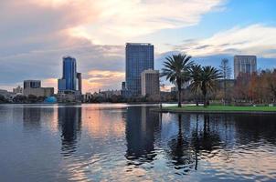 orlando puesta de sol sobre el lago eola foto