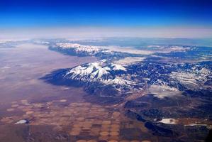 vista aérea de la montaña nevada foto