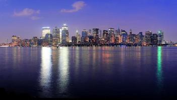 panorama de anochecer manhattan nueva york foto