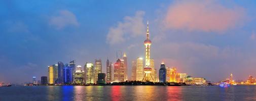 horizonte de shanghái de noche foto