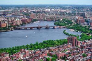 puente sobre el río en ciudad urbana foto