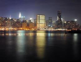 vista nocturna de la ciudad urbana foto