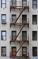 escalera del edificio de la ciudad de nueva york foto