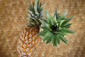 frutas de piña después de la cosecha. Las piñas son frutas tropicales ricas en vitaminas, enzimas y antioxidantes. pueden ayudar a estimular el sistema inmunológico. foto gratis