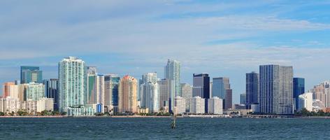 vista de la línea de costa del horizonte de miami foto