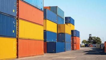caja de contenedores de carga apilada, buque de carga para el servicio de logística de importación y exportación y transporte foto
