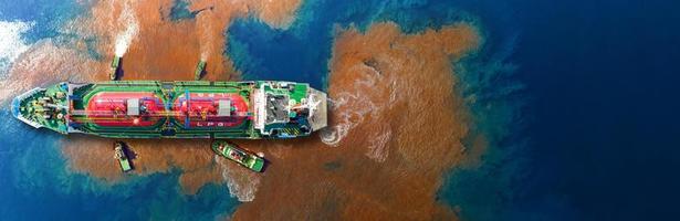 Fuga de petróleo del barco, contaminación por derrames de petróleo superficie de agua contaminada. contaminación del agua como resultado de las actividades humanas. contaminación química industrial. derrame de petróleo en el mar. productos derivados del petróleo. foto