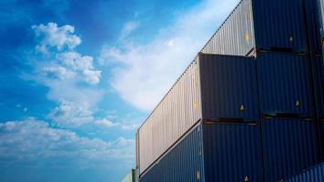 caja de contenedores de carga apilada, buque de carga para el servicio de logística de importación y exportación y transporte foto