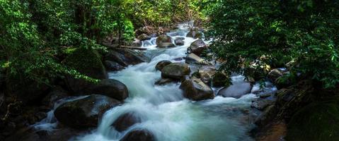hermosa cascada natural y bosque verde en el concepto de montaña viajando y relajándose en vacaciones. foto