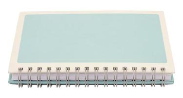 Cuaderno espiral azul claro con marco blanco en la portada aislado sobre fondo blanco. foto