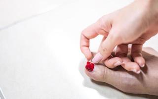 Daño de la debilidad de las uñas femeninas por recubrimiento de esmalte de gel, manicura de uñas. foto