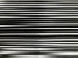 línea abstracta blanca sobre un fondo negro. líneas alineadas horizontalmente para texturas de carteles foto