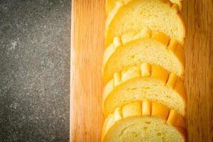 Pan de patatas en rodajas sobre tablero de madera foto