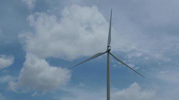 eine große elektrische Windmühle vor dem Hintergrund des Himmels. video