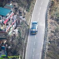 vista aérea superior de los vehículos de tráfico que circulan por las carreteras de las montañas en nainital, uttarakhand, india, vista desde la parte superior de la montaña para el movimiento de los vehículos de tráfico foto