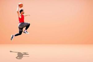 jugador de baloncesto asiático sobre fondo de color foto