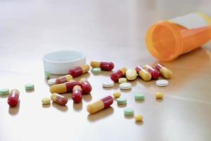 píldoras y cápsulas en frasco médico foto
