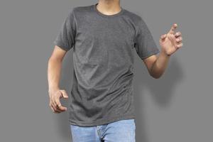hombre vestido con una camiseta informal gris. vista frontal de una plantilla simulada para una impresión de diseño de camiseta foto
