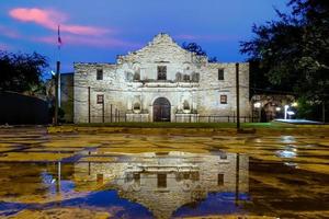 El histórico alamo en penumbra, San Antonio, Texas. foto