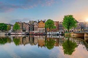 horizonte de la ciudad del centro de amsterdam. paisaje urbano en países bajos foto