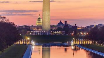 Monumento a Washington, reflejado en la piscina reflectante en Washington, DC. foto