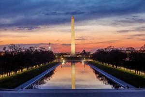 Monumento a Washington, reflejado en la piscina reflectante en Washington, DC. foto