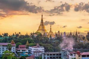 pagoda de shwedagon en la ciudad de yangon, myanmar foto