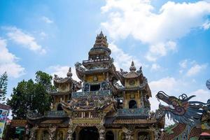 pagoda linh phuoc en da lat, vietnam. el famoso monumento de dalat, el templo de cristal de porcelana budista. pagoda linh phuoc en dalat vietnam también llamada pagoda del dragón. foto