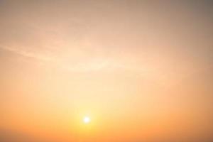 verano de nubes de fondo. verano de nubes. cielo nube cinemática. fondo de textura de puesta de sol hermosa y cinematográfica de cielo natural foto