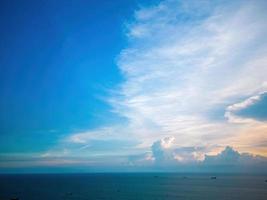 verano de nubes de fondo. verano de nubes. cielo nube clara. cielo natural hermoso fondo de textura azul y blanco con rayos de sol brillan foto