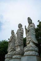 templo budista en vietnam, monasterio mot hon linh quang. la arquitectura de belleza conduce a la estatua del señor Buda, que atrae a los turistas a visitar espiritualmente los fines de semana foto