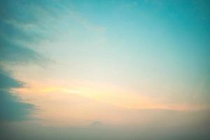 verano de nubes de fondo. verano de nubes. cielo nube cinemática. fondo de textura de puesta de sol hermosa y cinematográfica de cielo natural foto