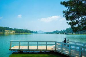 fabuloso amanecer junto al lago xuan huong, en el centro de la ciudad de da lat, provincia de lam dong, vietnam. este lago artificial en el centro de la ciudad es un lugar favorito para los turistas y lugareños para caminar. foto