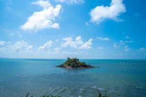 el idioma vietnamita del templo hon ba es mieu hon ba es una pequeña pagoda en la isla en la ciudad de vung tau, vietnam. gente caminando en roca para visitar el templo a mediados de mes. foto