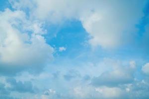 verano de nubes de fondo. verano de nubes. cielo nube clara. cielo natural hermoso fondo de textura azul y blanco con rayos de sol brillan foto