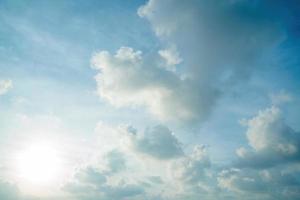 verano de nubes de fondo. verano de nubes. cielo nube clara. cielo natural hermoso fondo de textura azul y blanco con rayos de sol brillan foto