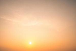 verano de nubes de fondo. verano de nubes. cielo nube cinemática. fondo de textura de puesta de sol hermosa y cinematográfica de cielo natural foto