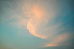 verano de nubes de fondo. verano de nubes. cielo nube cinemática. fondo de textura de puesta de sol hermosa y cinematográfica de cielo natural foto