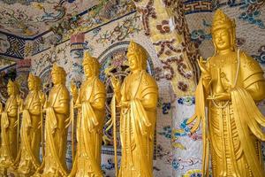 pagoda linh phuoc en da lat, vietnam. el famoso monumento de dalat, el templo de cristal de porcelana budista. pagoda linh phuoc en dalat vietnam también llamada pagoda del dragón. foto