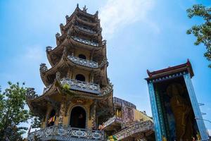 pagoda linh phuoc en da lat, vietnam. el famoso monumento de dalat, el templo de cristal de porcelana budista. pagoda linh phuoc en dalat vietnam también llamada pagoda del dragón. foto