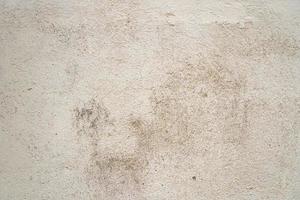 textura del antiguo muro de hormigón gris para el fondo. textura áspera en la pared gris forma áspera debido a la capa de pintura descascarada debido a la lluvia foto
